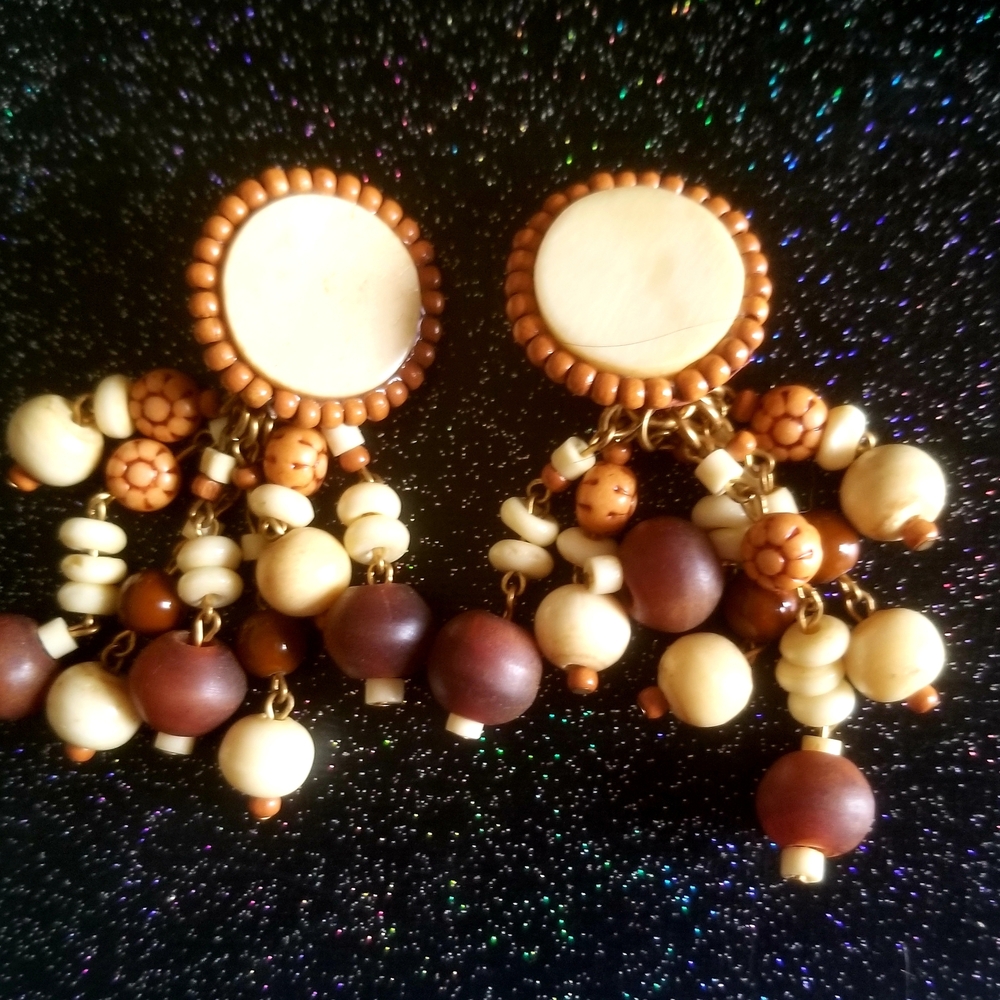 Vintage 1980s Italian Boho Brown & Cream Beaded 3" Drop Clip On Earrings